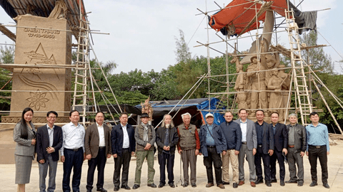 Kiểm tra, đánh giá mẫu đất sét tỉ lệ 1/1 khối biểu tượng nghệ thuật tại vườn hoa 17-10, thành phố Lạng Sơn