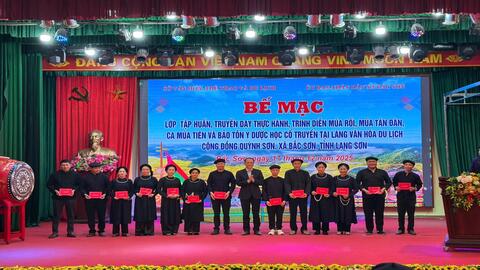 Bế mạc lớp tập huấn, truyền dạy múa rối, múa tán đàn, ca múa tiên và y dược học cổ truyền tại làng văn hóa  du lịch cộng đồng Quỳnh Sơn