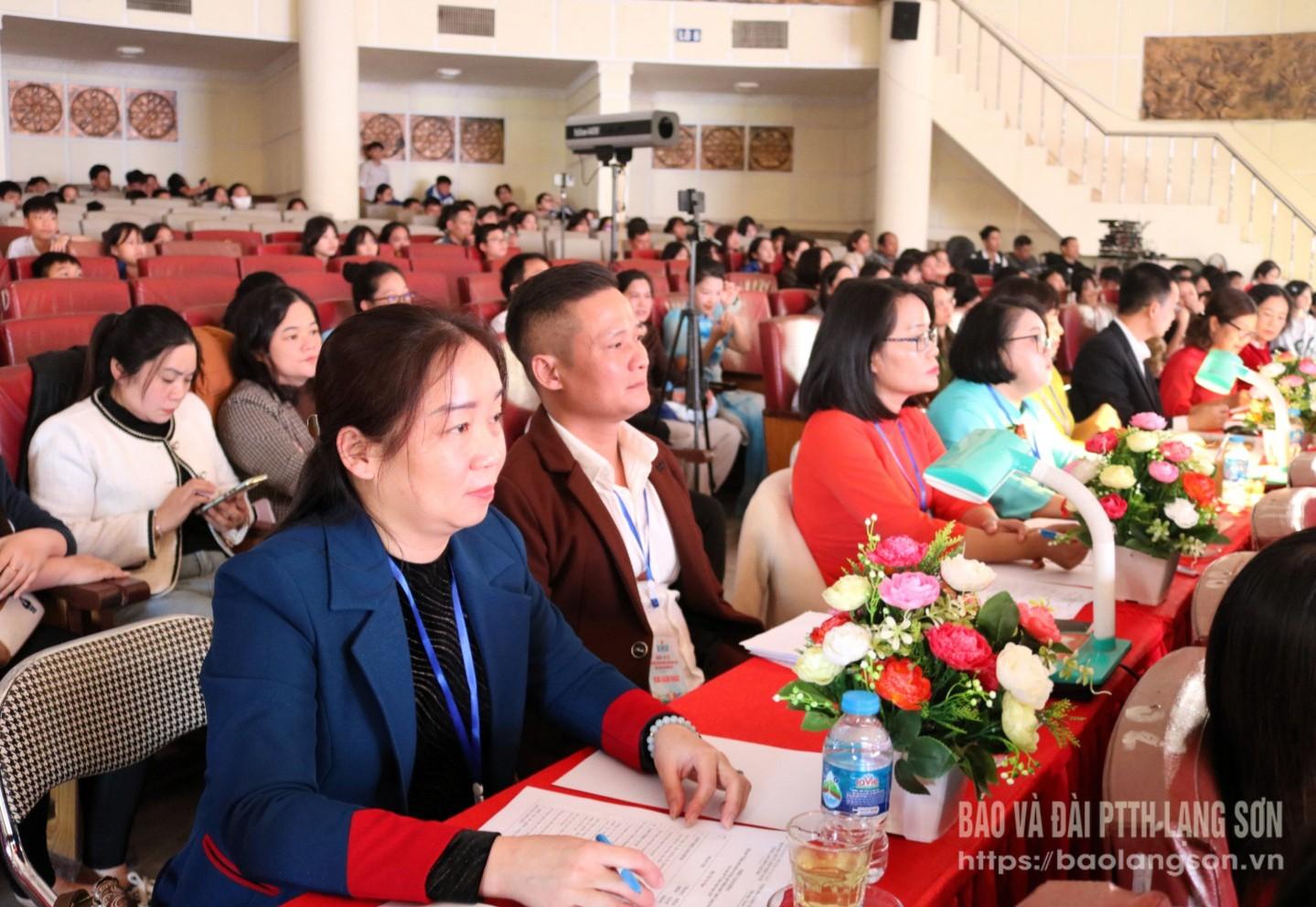 Ban Giám khảo theo dõi tiết mục của các đội tham gia hội thi