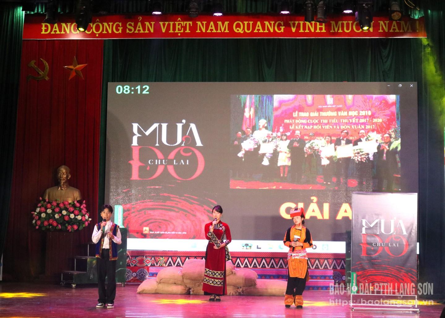 Phần thi giới thiệu sách của đội thi phường Đông Kinh