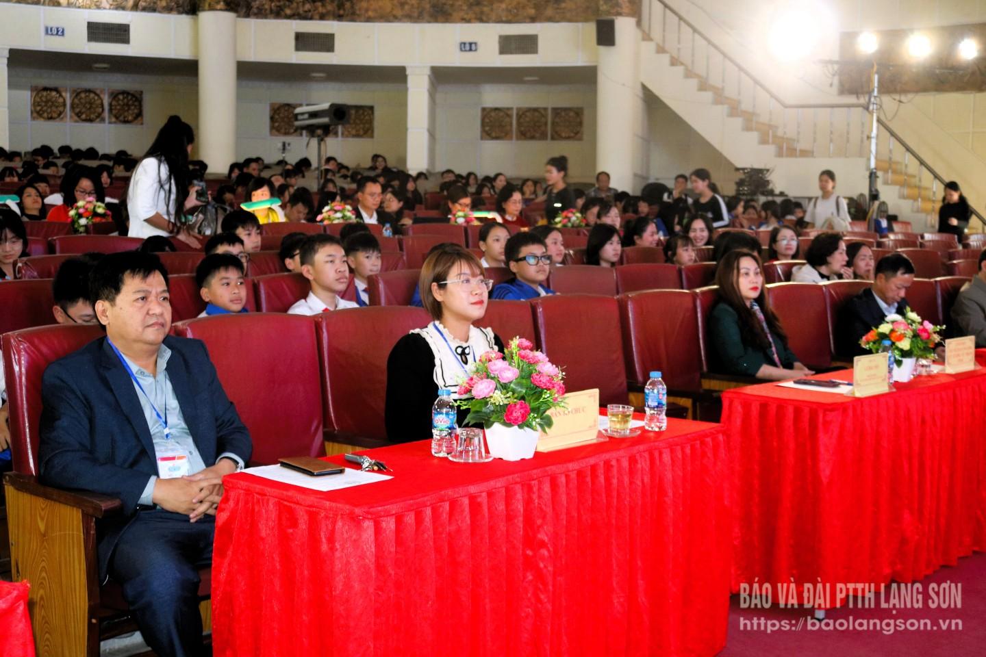 Các đại biểu tham dự chương trình khai mạc hội thi