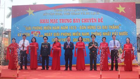 Trưng bày chuyên đề  “Giải phóng miền Nam năm 1975 - Bản hùng ca đại thắng”.