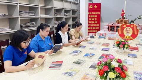Thư viện tỉnh: Trưng bày sách, báo nhân kỷ niệm 135 năm Ngày sinh Chủ tịch Hồ Chí Minh
