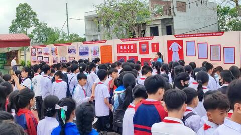 BẢO TÀNG  -  THƯ VIỆN TỈNH TỔ CHỨC TUYÊN TRUYỀN LƯU ĐỘNG TẠI TRƯỜNG THCS TÚ ĐOẠN, HUYỆN LỘC BÌNH