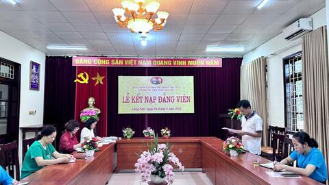 Chi bộ Thư viện tỉnh Lạng Sơn tổ chức Lễ kết nạp đảng viên mới