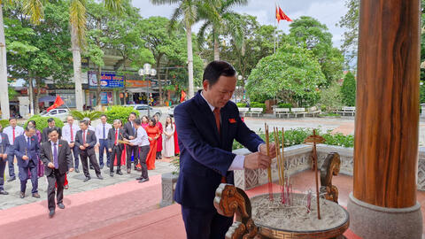 Đoàn đại biểu tham dự Đại hội Đảng bộ Sở Văn hóa, Thể thao và Du lịch nhiệm kỳ 2025 – 2030 dâng hương tại Khuôn viên lưu niệm  Chủ tịch Hồ Chí Minh