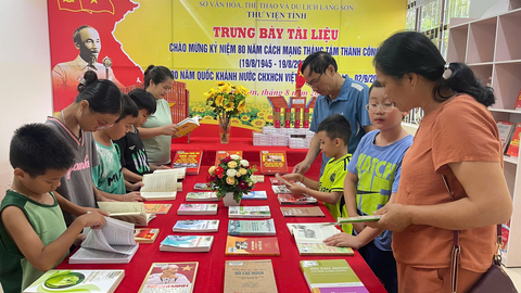 Thư viện tỉnh trưng bày, giới thiệu tài liệu chào mừng Kỷ niệm 80 năm  Cách mạng tháng Tám thành công (19/8/1945 - 19/8/2025) và Quốc khánh nước Cộng hòa xã hội chủ nghĩa Việt Nam (02/9/1945 - 02/9/2025)